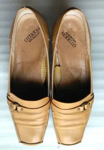 마드라스 모데로 베이지 스퀘어토 펌프스 금장 장식 포함