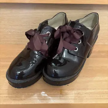 마제스틱 레곤 다크 브라운 에나멜 리본 포함 펌프스