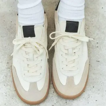 ZARA 대비 가죽 스니커즈