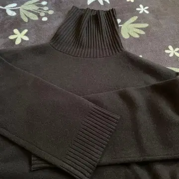 두 번째 클래스 다크 브라운 리브 하이넥 스웨터