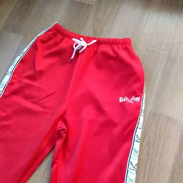 레드 트랙 팬츠 사이드 스트라이프