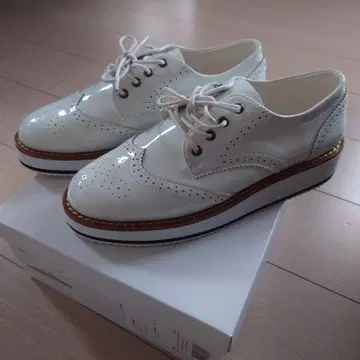 화이트 통굽 에나멜 옥스퍼드 신발