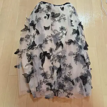 나비와 꽃 자수 플레어 스커트