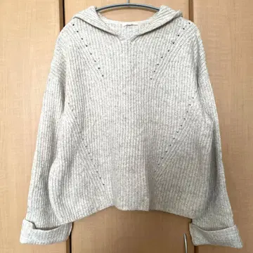 몇 회 착용 스튜디오 클립 후드 부착 라이트 베이지 니트 스웨터