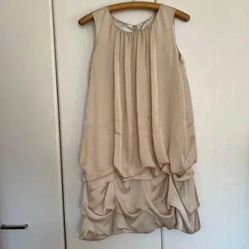 베이지 드레이프 슬리브리스 드레스