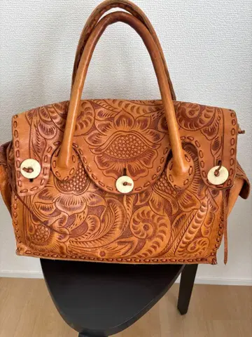 그레이스 콘티넨탈 카빙 가죽 백 L 사이즈