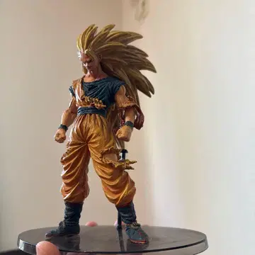 슈퍼 사이어인 3 손오공 피규어