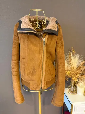 BARAK 브라운 후드 부착 무스탕 코트