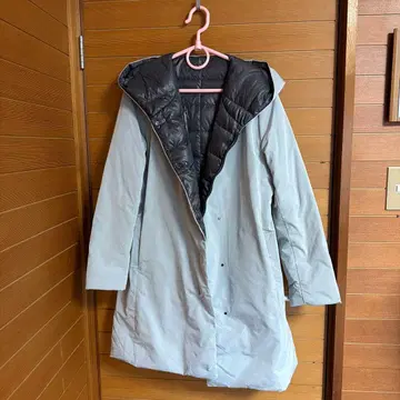 후드 부착 라이트 그레이 리버서블 다운 자켓