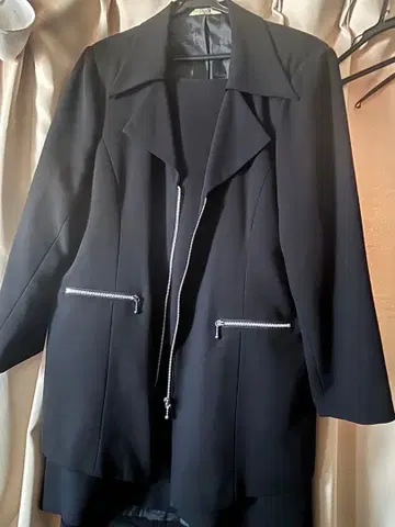 블랙 테일러드 자켓 지퍼 포함