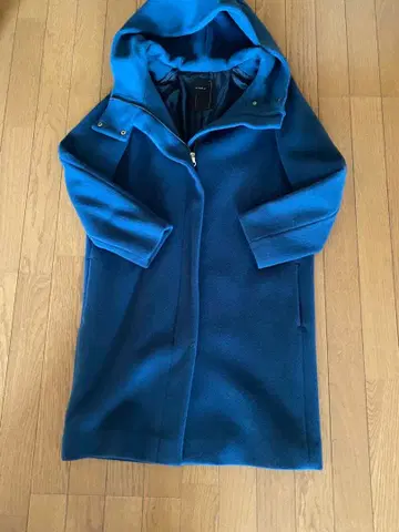 후드 부착 다크 블루 코트