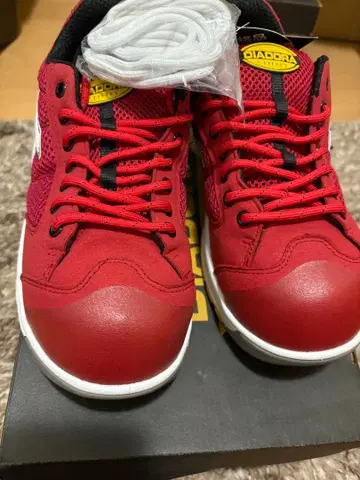 DIADORA 레드 스니커즈