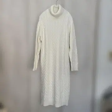 엠프리미어 화이트 터틀넥 니트 원피스