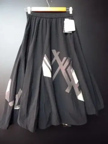 새상품/지우  센소유니코/허리밴딩/롱 스커트