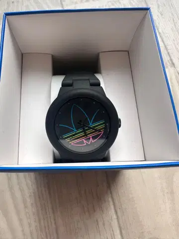 adidas 컬러풀 로고 블랙 시계