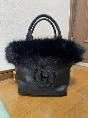 퍼 달린 블랙 가죽 토트백 H 로고