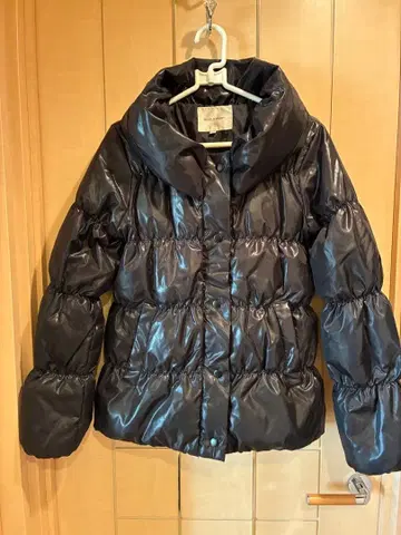 광택 있는 블랙 다운 자켓 M
