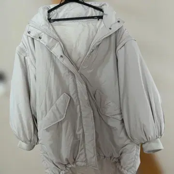 화이트 다운 자켓 후드 부착