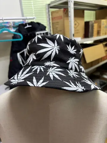 버킷햇 블랙 화이트 잎 무늬