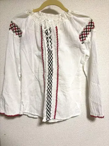 루마니아 자수 장식 화이트 린넨 셔츠