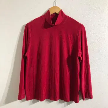 빨간색 긴팔 상의