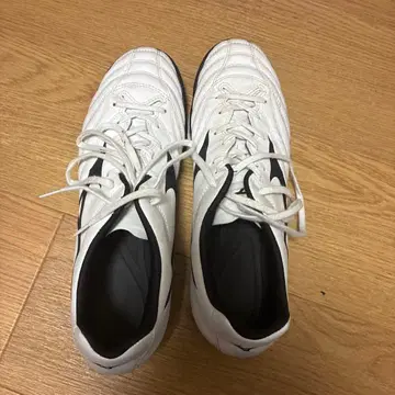 미즈노 축구화 화이트/블랙