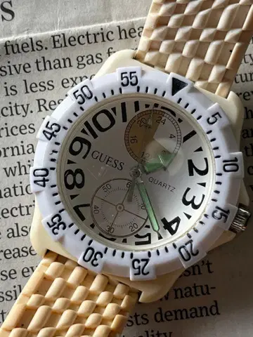 [ 배터리 교체 완료 ] GUESS 게스 화이트 고무 벨트 손목시계