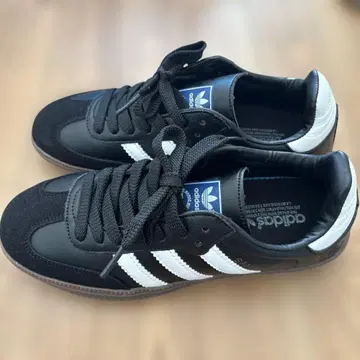 블랙/화이트 스니커즈