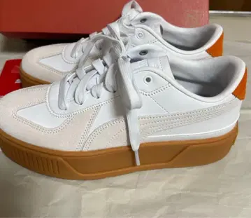 PUMA 화이트/오렌지 스니커즈