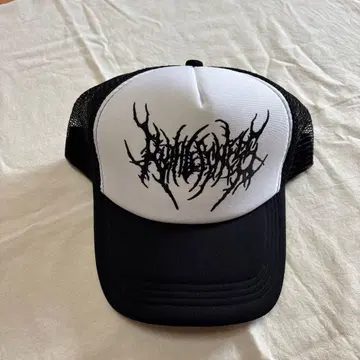 로고 자수 트래커 캡 화이트/블랙