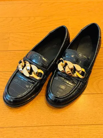 [ ZARA ] 체인 장식 리프 가공 모카신 36