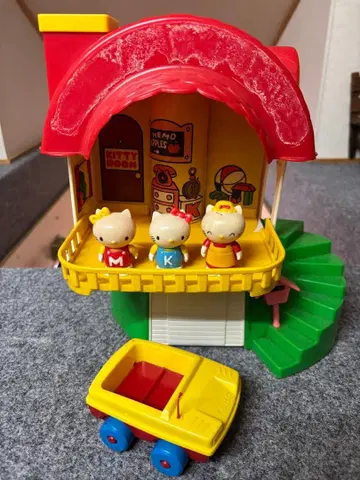 헬로키티 2층집과 캐릭터 세트