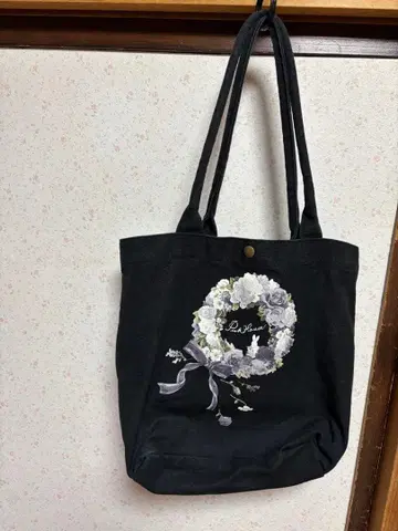 핑크하우스 꽃 리스 자수 토트백