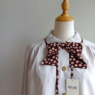 리본 포함 셔츠 꽃 골드 버튼