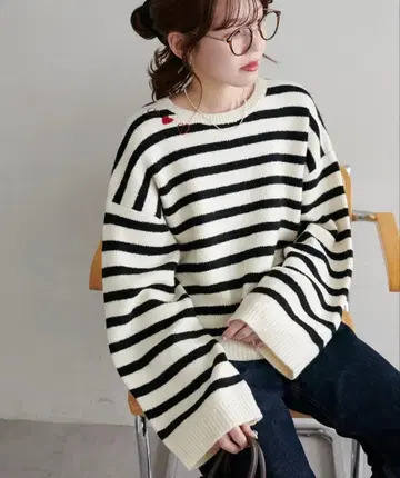 목 하트 자수 니트