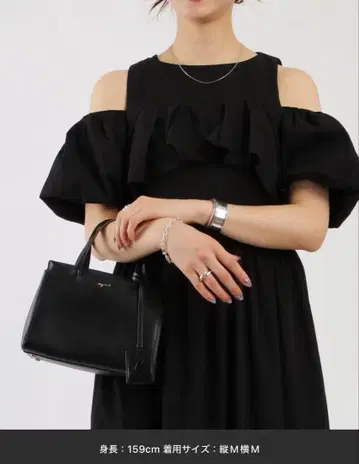 볼륨 프릴 컷 아웃 원피스