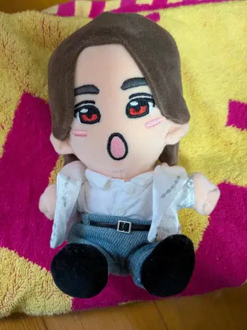 봉제 인형 놀란 표정 화이트 셔츠 데님 팬츠