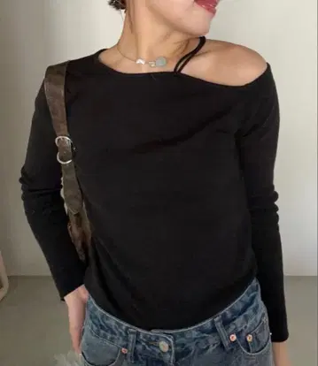 isee. 원 숄더 탑스