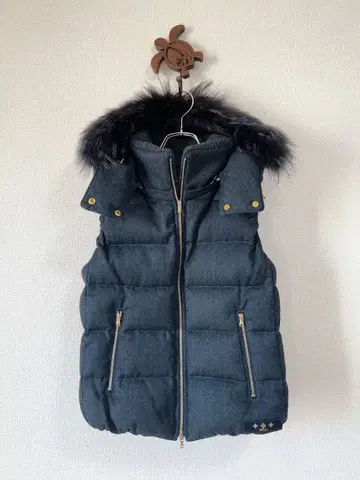 새상품급 TATRAS 루셀라 다크 그레이 퍼 포함 다운 베스트 S