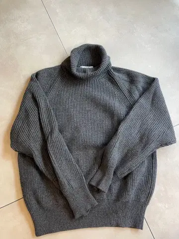 SLOANE 그레이 터틀넥 스웨터 울 100%
