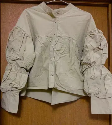 KBF 베이지 퍼프 슬리브 셔츠