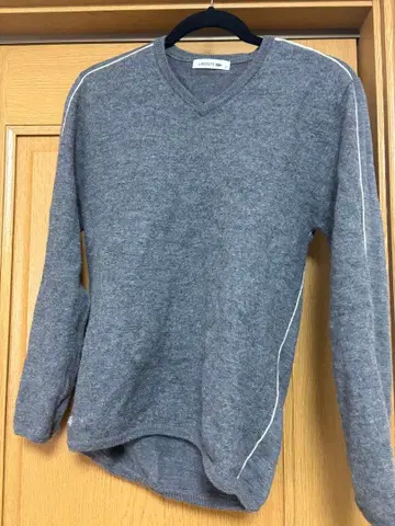 LACOSTE 그레이 V넥 스웨터