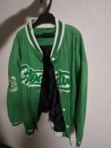 그린 컬러 자수 로고 바시티 자켓