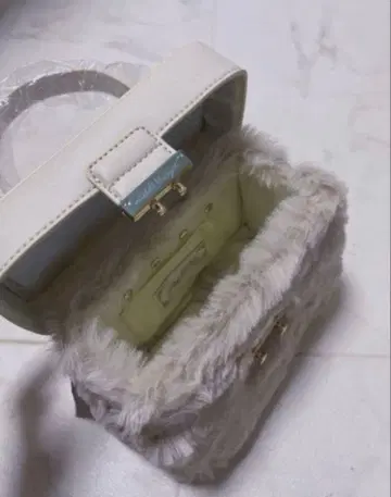 미셸 마카롱 아이보리 퍼 핸드백 미사용 새상품