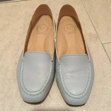 라이트 블루 가죽 모카신 신발