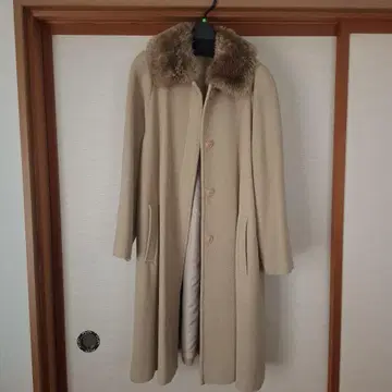 베이지 퍼 옷깃 롱 코트