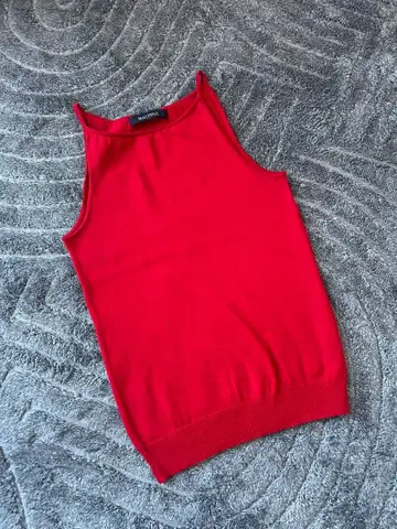 맥피 빨간색 슬리브리스 니트