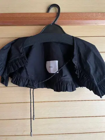 KkCo 코 프릴 달린 블랙 탈부착 카라