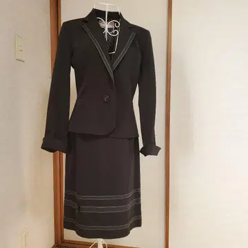 블랙 스트라이프 정장 장식