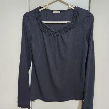 다크 그레이 레이스 트리밍 긴팔 상의 axes femme